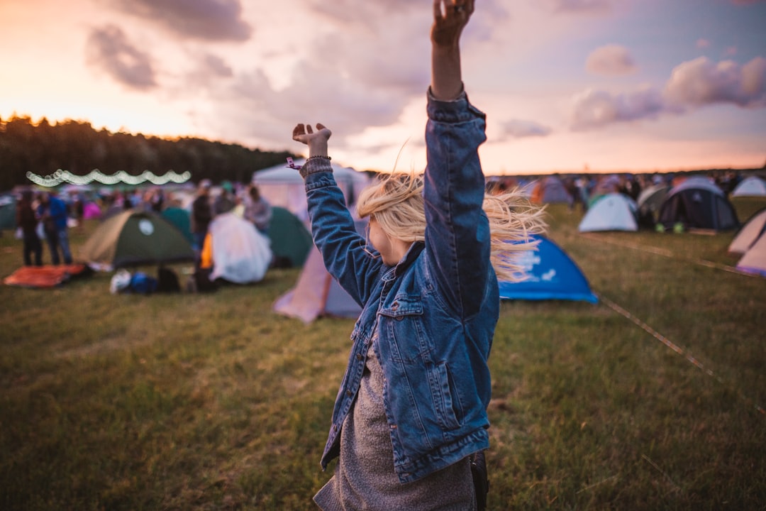 Van aménagé garé dans le camping d'un festival de musique en plein air au bord d'un lac, Eurockéennes 2026 presqu'île du Malsaucy