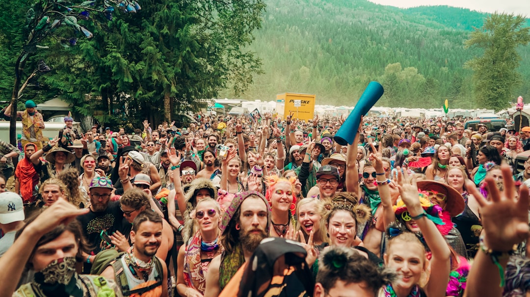 Van garé au bord de l'étang d'Anneyron lors de l'ERVA Festival 2026 dans la Drôme