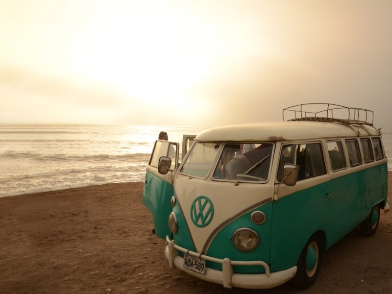 combi Volkswagen vintage garé sur l'esplanade de Fromentine lors de la Fromentine Vintage Fun Cup