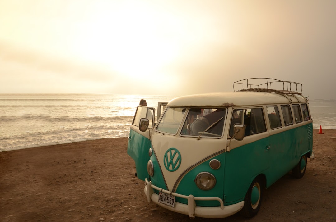 combi Volkswagen vintage garé sur l'esplanade de Fromentine lors de la Fromentine Vintage Fun Cup