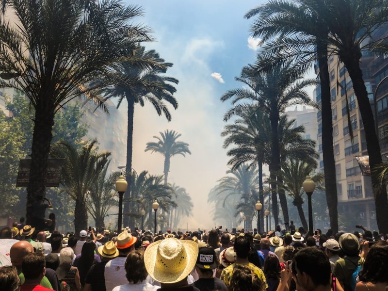 van garé face à la scène du Rototom Sunsplash 2026 à Benicàssim sous le soleil espagnol