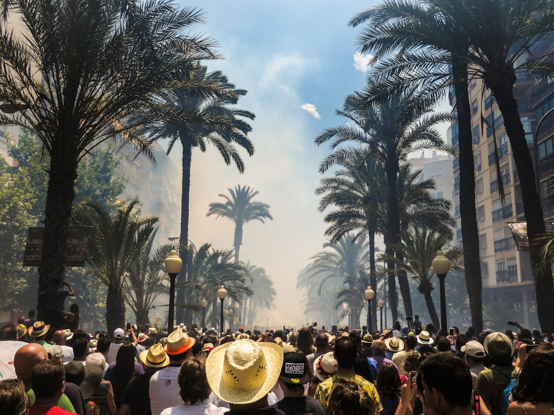 van garé face à la scène du Rototom Sunsplash 2026 à Benicàssim sous le soleil espagnol