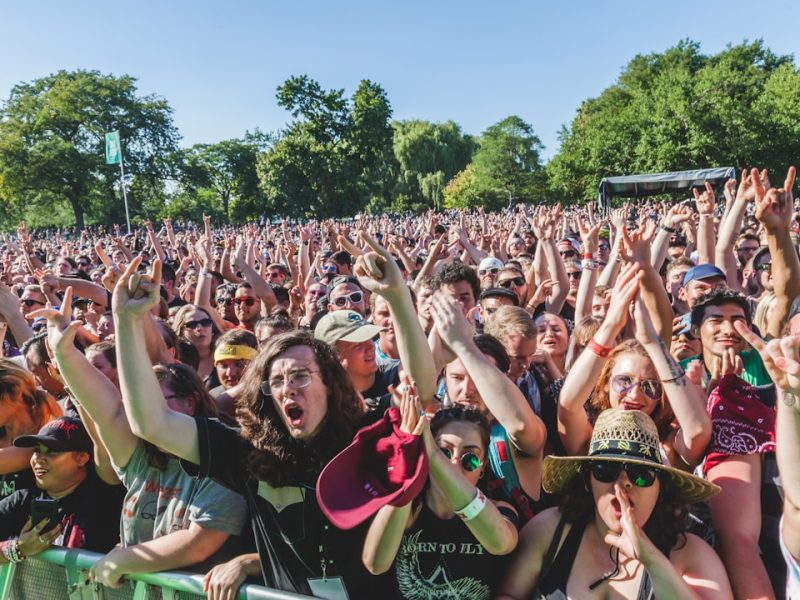 van aménagé garé au bord du Rhône pour le Nomade Reggae Festival à Anglefort dans l'Ain