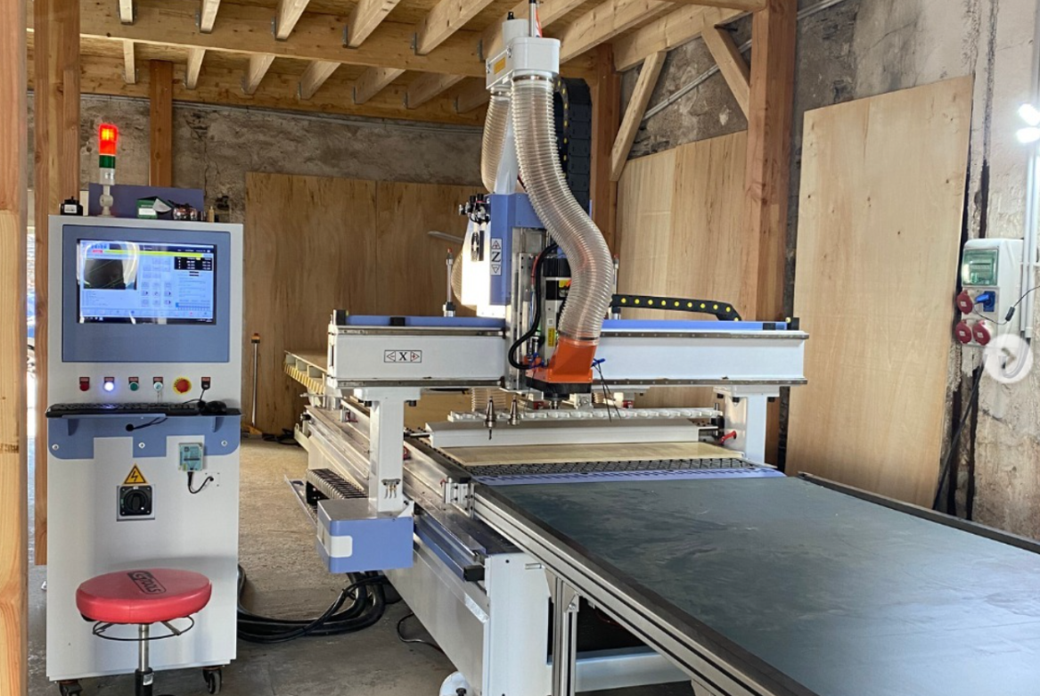 Usinage d'un panneau de bouleau sur la CNC Quick UE-491