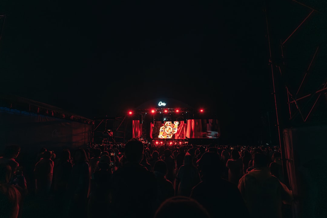 van garé dans un parc en Île-de-France pour assister au festival Rock en Seine 2026